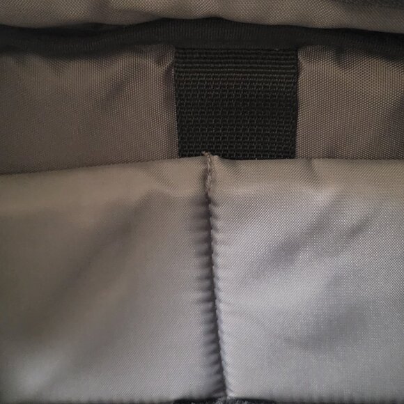 Jan Sport Messenger Computer bag w/padding. Color:Gray/Red - Picture 10 of 14